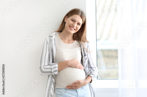 Beautiful pregnant woman ne...