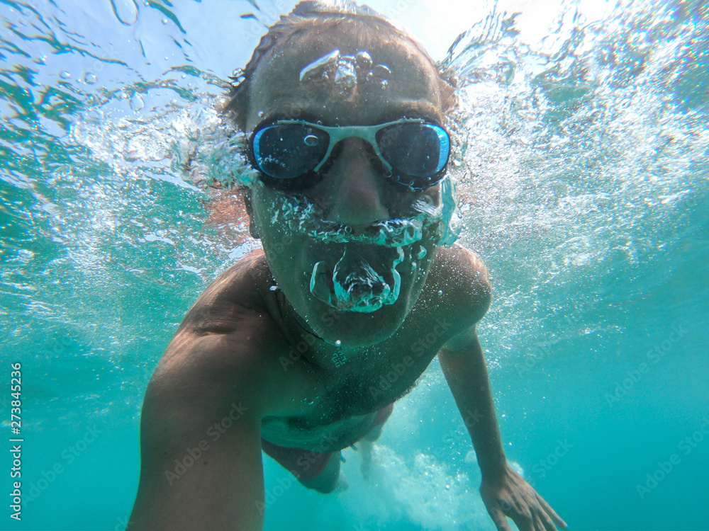 Naklejka premium Underwater selfie shot of a swimmer in the sea