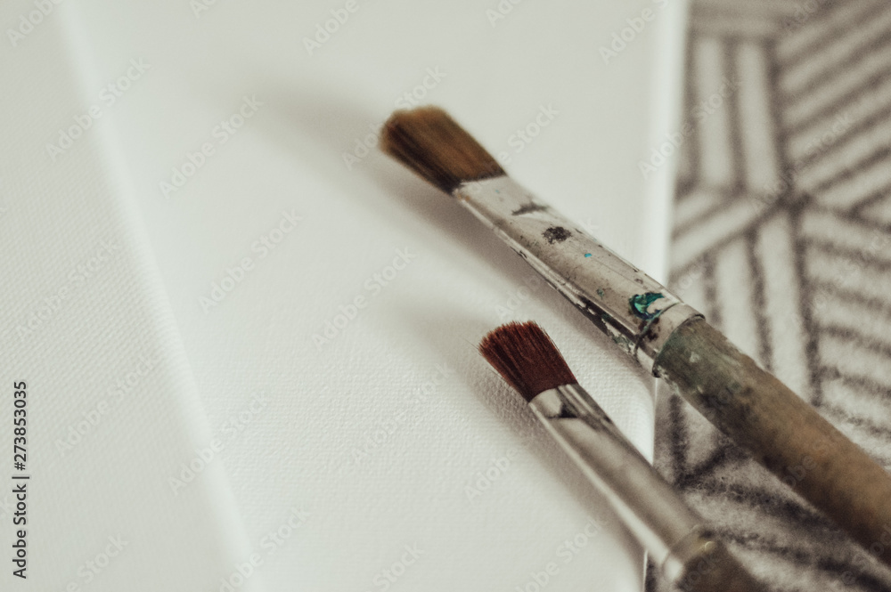Naklejka premium brush on the canvas