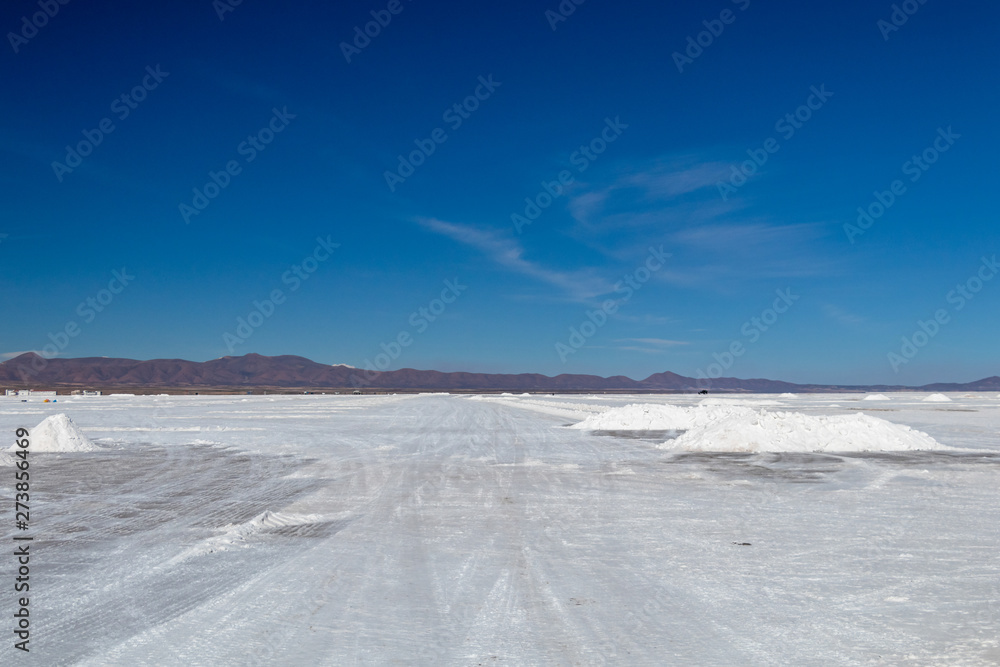 Obraz premium Landscape of incredibly white salt flat Salar de Uyuni, amid the Andes in southwest Bolivia, South America