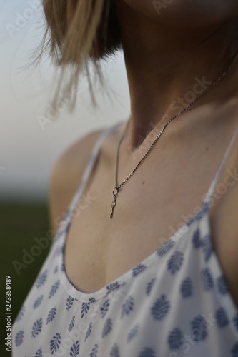 Wallpaper Mural moment of one wonen Torontodigital.ca