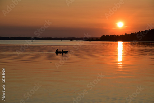 Ruderboot auf dem Chiemsee im Sonnenuntergang