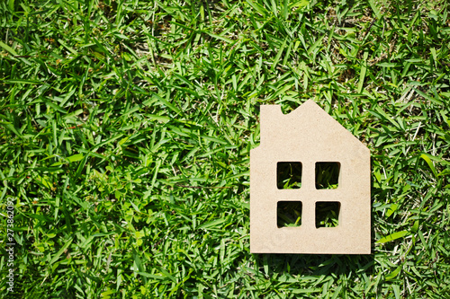 煙突のある家の形のオブジェクトと緑の芝生
