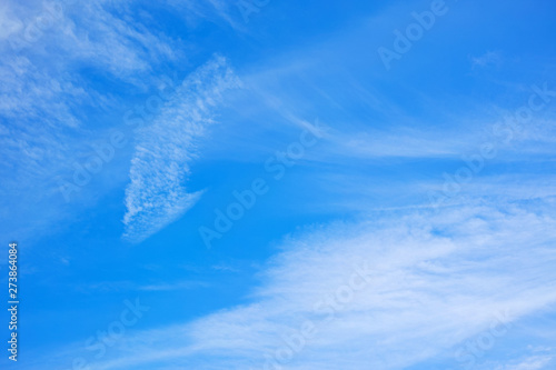 青空に白い雲の模様