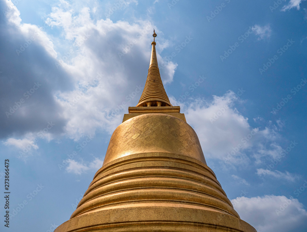 Stupa du temple de la montagne d'or