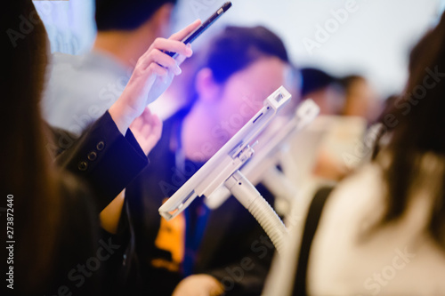 Cuadro en lienzo hand holding smart phone and scan QR code over tablet for registration in to sem