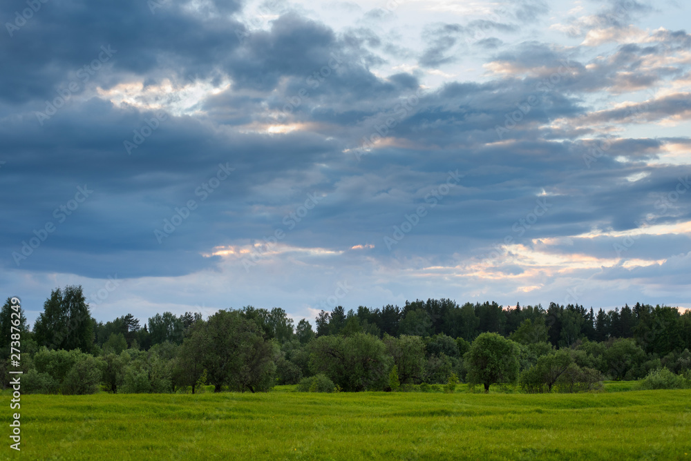 Obraz premium Dramatic sunset on the summer field.