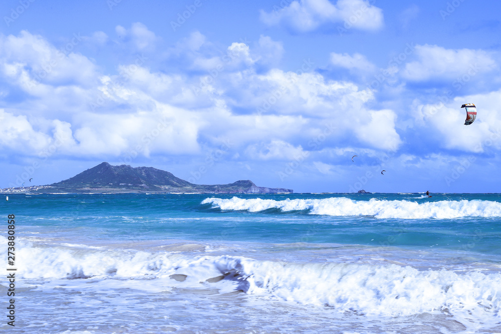 ハワイ：ラニカイビーチ　青く綺麗な空・海、遠浅の綺麗な砂浜
