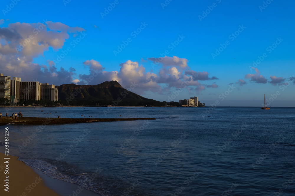 ハワイ：オアフ島・サンセット ワイキキビーチの綺麗な夕焼け
