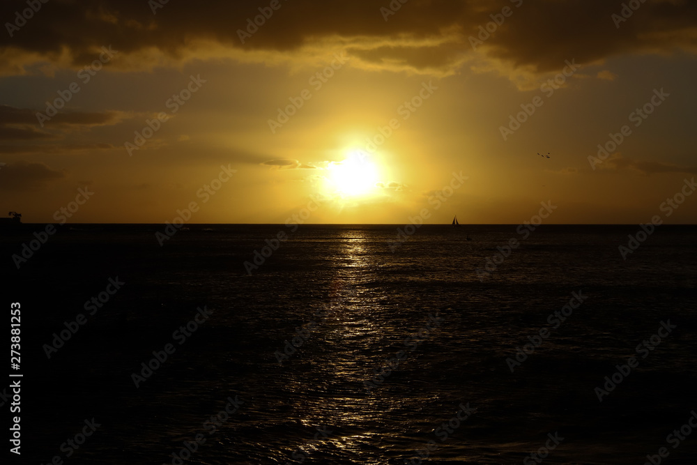 ハワイ：オアフ島・サンセット ワイキキビーチの綺麗な夕日とヨット