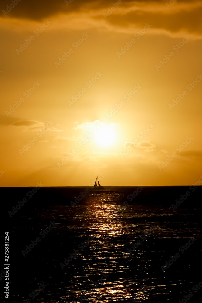 ハワイ：オアフ島・サンセット ワイキキビーチの綺麗な夕日とヨット