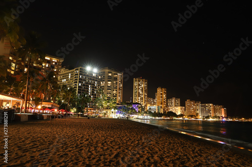 ハワイ オアフ島 夜景 ワイキキビーチの夜と綺麗な街灯り Stock Photo Adobe Stock ハワイ オアフ島 夜景 ワイキキビーチの夜と綺麗な街灯り Stock Photo Adobe Stock
