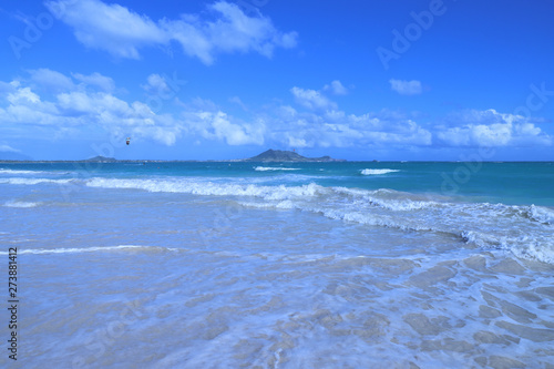 ハワイ：ラニカイビーチ 青く綺麗な空・海、遠浅の綺麗な砂浜、島