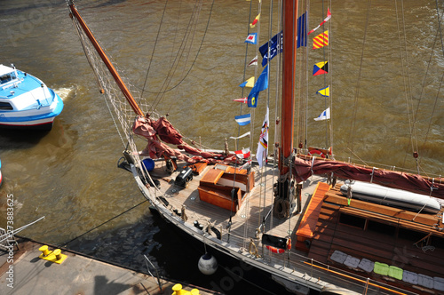 Hafenfest, ein mit Fähnchen geschmücktes Segeschiff  liegt im Hafen photo