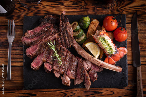 Fotografía surf and turf with tomahawk rib eye steak and lobster tail
