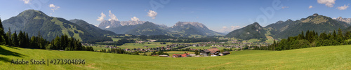 Panorama Kössen, Blickrichtung Wilder und Zahmer Kaiser, Tirol