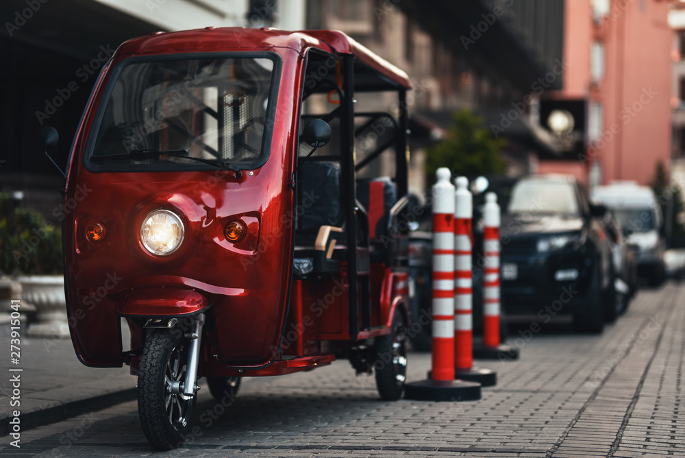 Fototapeta premium electric rickshaw parked near hotel