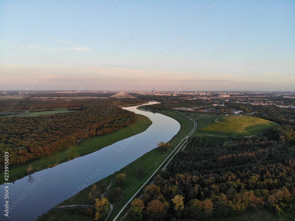 Widok na rzekę Odrę, Most Rędziński i Wrocław, wykonane dronem DJI Mavic Air