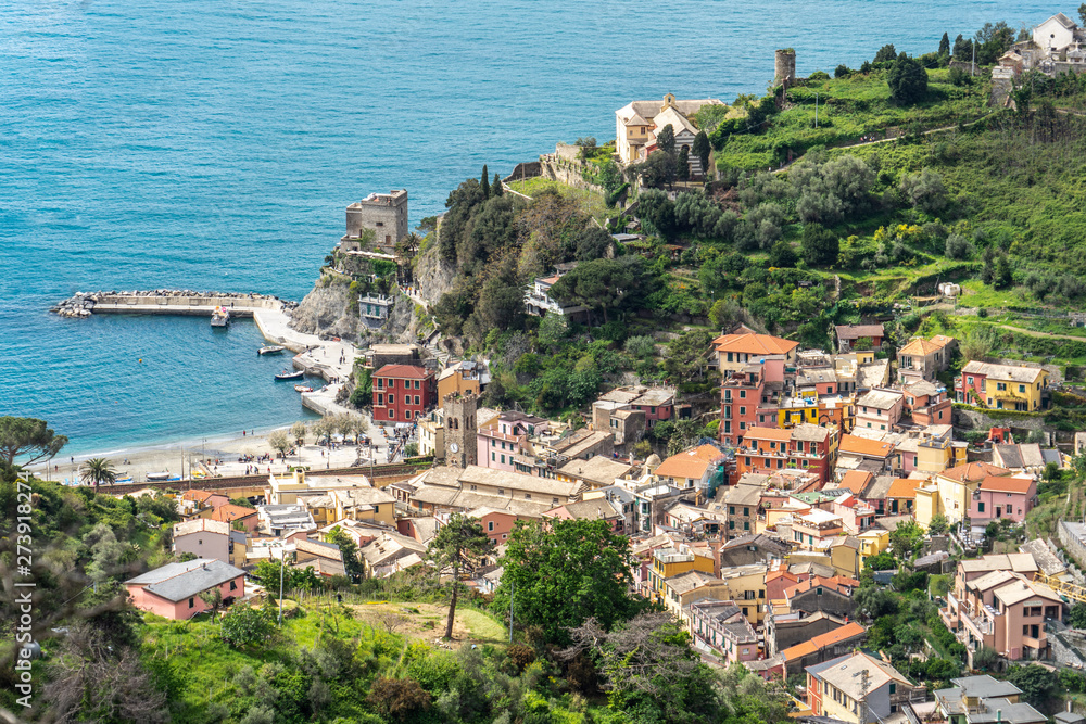 Blick von oben auf Dorf Monterosso in Cinque Terre