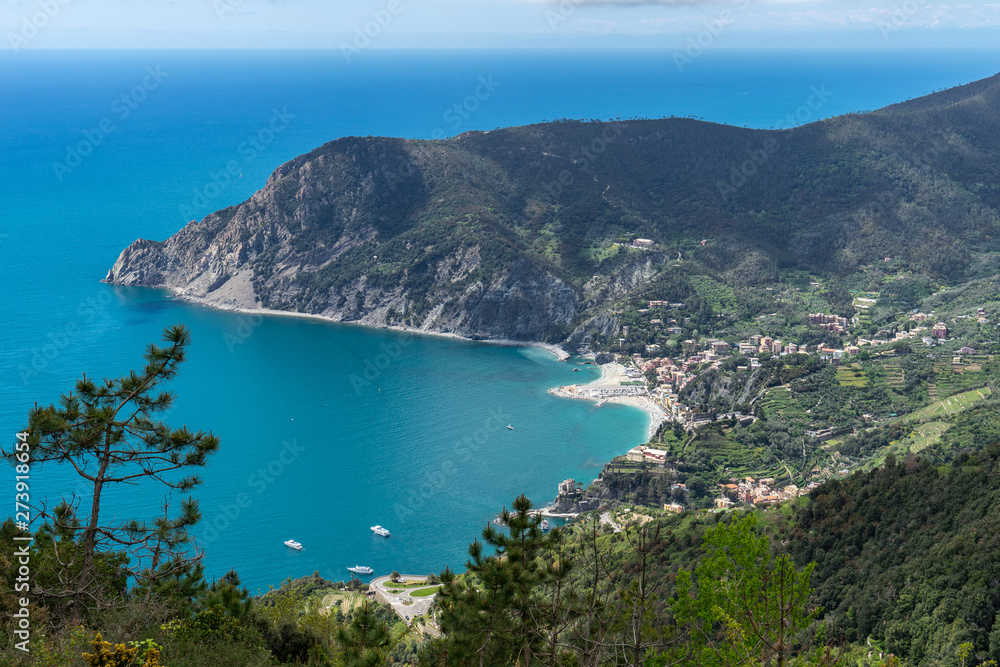 Blick auf Monterosso al Mare und blaues Meer