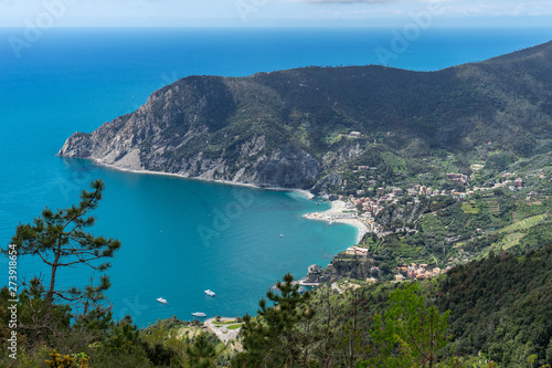 Blick auf Monterosso al Mare und blaues Meer