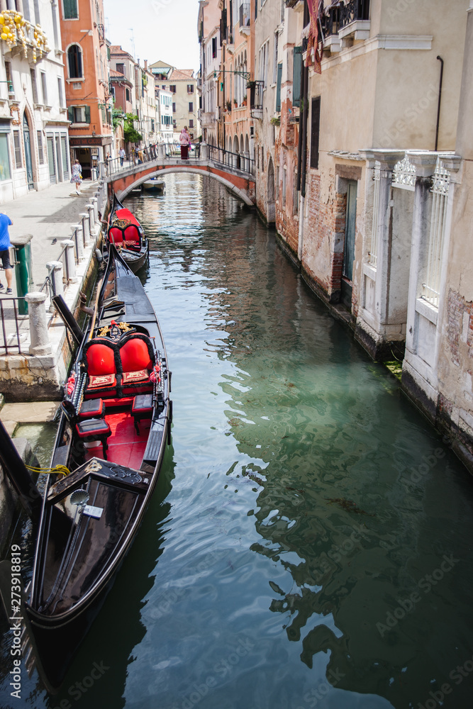 Góndolas en un canal en Venecia