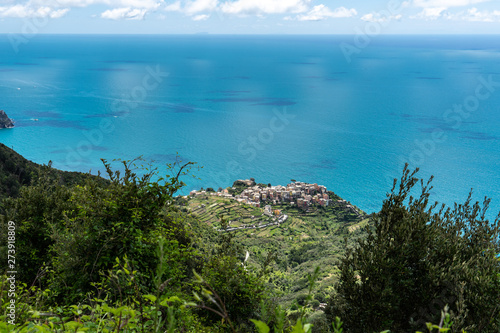 weiter Blick von oben auf Dorf Corniglia und blaues Meer
