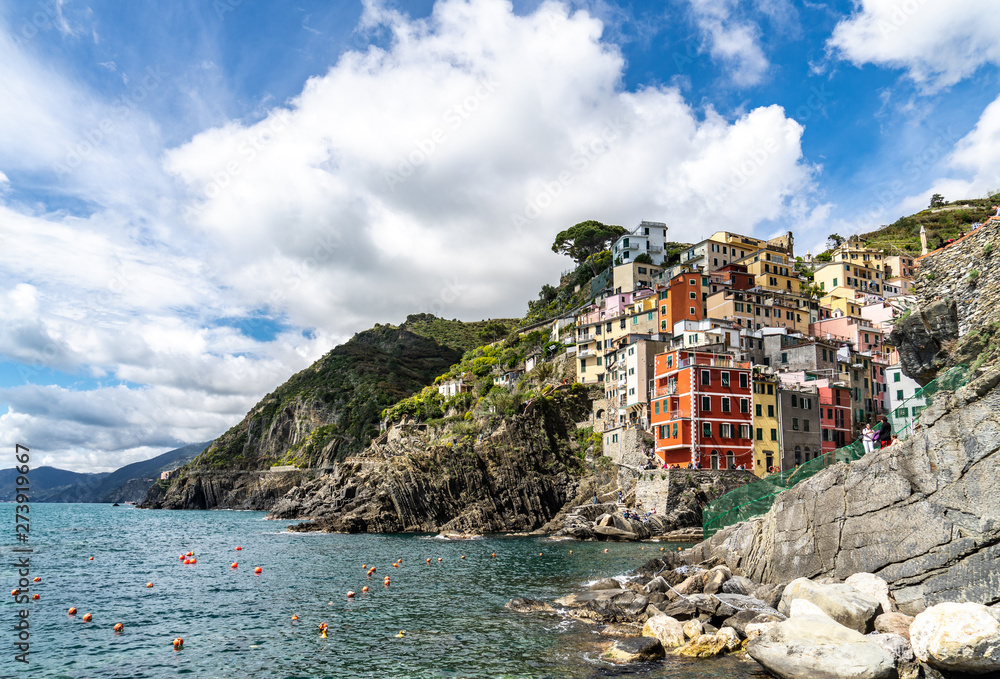 Bunte Häuser von Riomaggiore auf Fels gebaut, Blick vom Meer