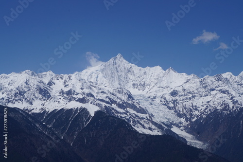 Views of the Meili Snow Mountain magic peaceful Tibetan place from Deqen © Giacomo