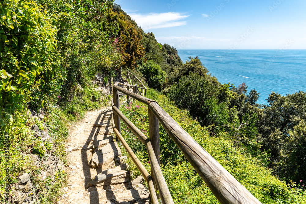 Wanderweg in Cinque Terre mit Blick aufs Meer im Frühling