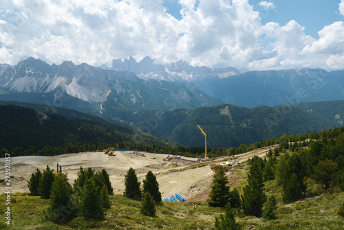 Baustelle Wasserspeicher für Schneekanonen im Gebirge