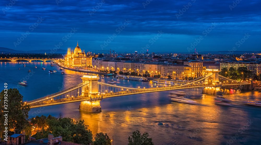 Fototapeta premium Panorama Budapesztu nocą. Węgierskie zabytki.