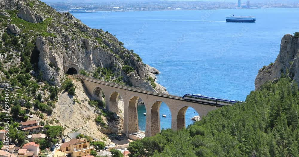 Viaduc de la Vesse avec en arrière plan la ville de Marseille