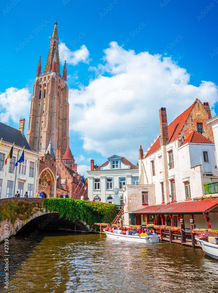 Naklejka premium Kościół Najświętszej Marii Panny i tradycyjne wąskie uliczki w Brugii (Brugge), Belgia