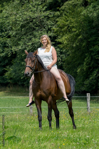 Schönes Pferd mit junger Besitzerin/Reiterin © Bittner KAUFBILD.de