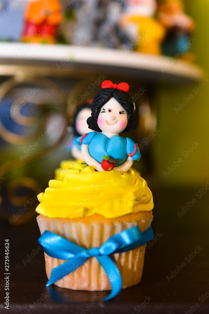 snow white doll cupcake
