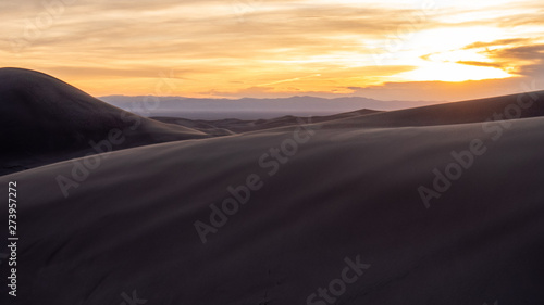 Fototapeta Naklejka Na Ścianę i Meble -  Sun setting over the dunes