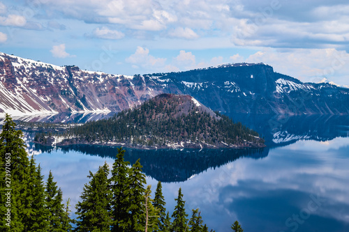 Beautiful Morning Hike Around Crater Lake in Crater National Park in Oregon