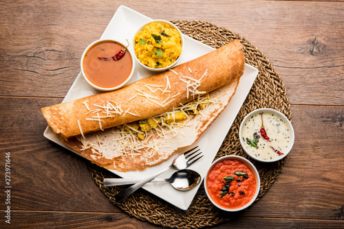 Foto cheese masala dosa recipe with sambar and chutney, selective focus
