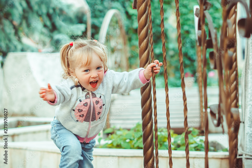 Obraz premium joyful child runs along the path