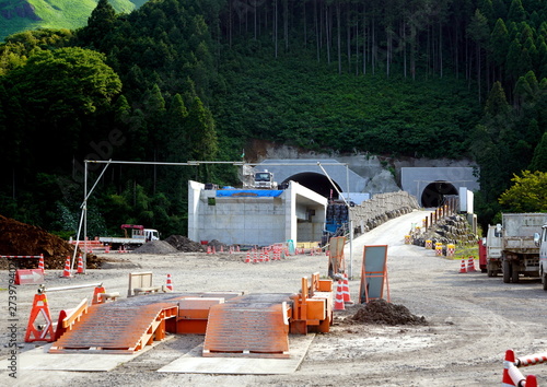 2016年4月の熊本地震で不通になっている国道57号線の新設工事、トンネル掘削工事、
