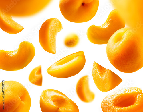Fototapete Apricots levitate on a white background. Ripe fruit in flight