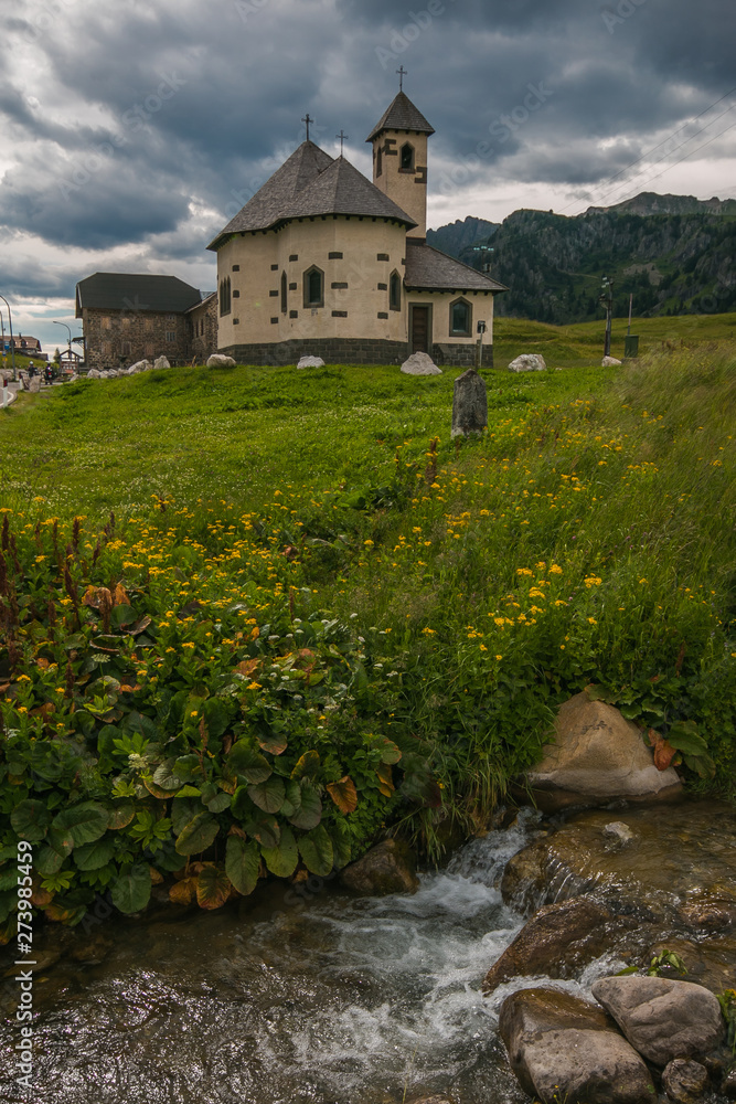 Piccola chiesa in un passo alpino in Trentino