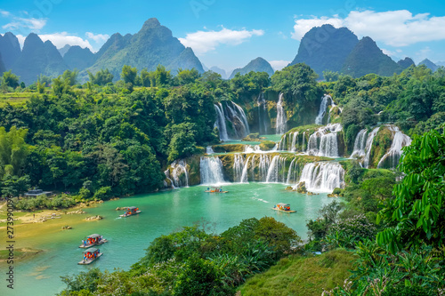Fototapeta Naklejka Na Ścianę i Meble -  The beautiful and magnificent Detian Falls in Guangxi, China..