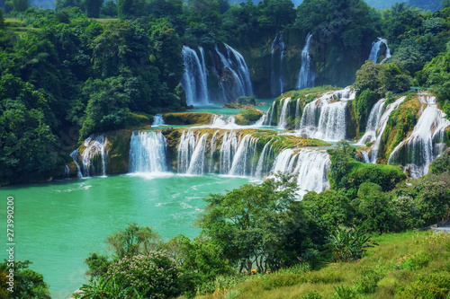 Fototapeta Naklejka Na Ścianę i Meble -  The beautiful and magnificent Detian Falls in Guangxi, China..