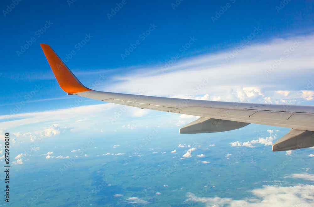 Obraz premium Wing of airplane from window