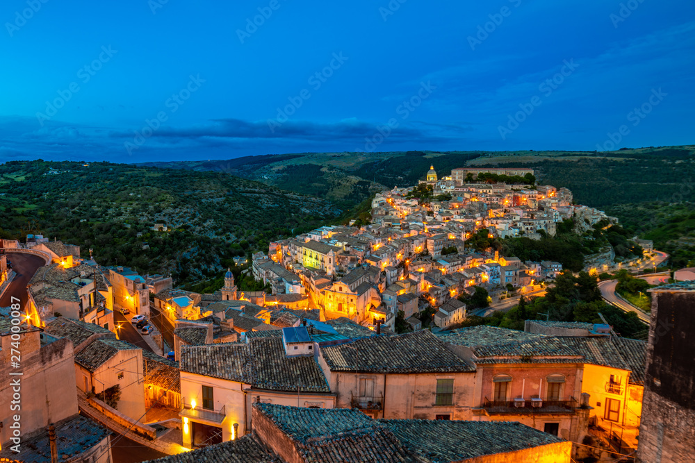 Φωτογραφία View of the old town of Ragusa Ibla at night, Sicily, Italy