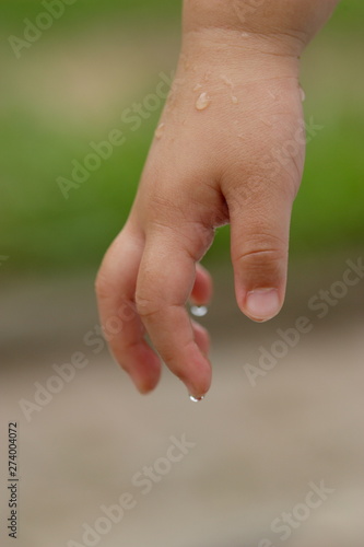 公園で遊んでいる子供の濡れている片手 © zheng qiang