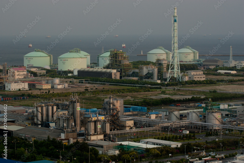 Naklejka premium 四日市市の石油工場の風景