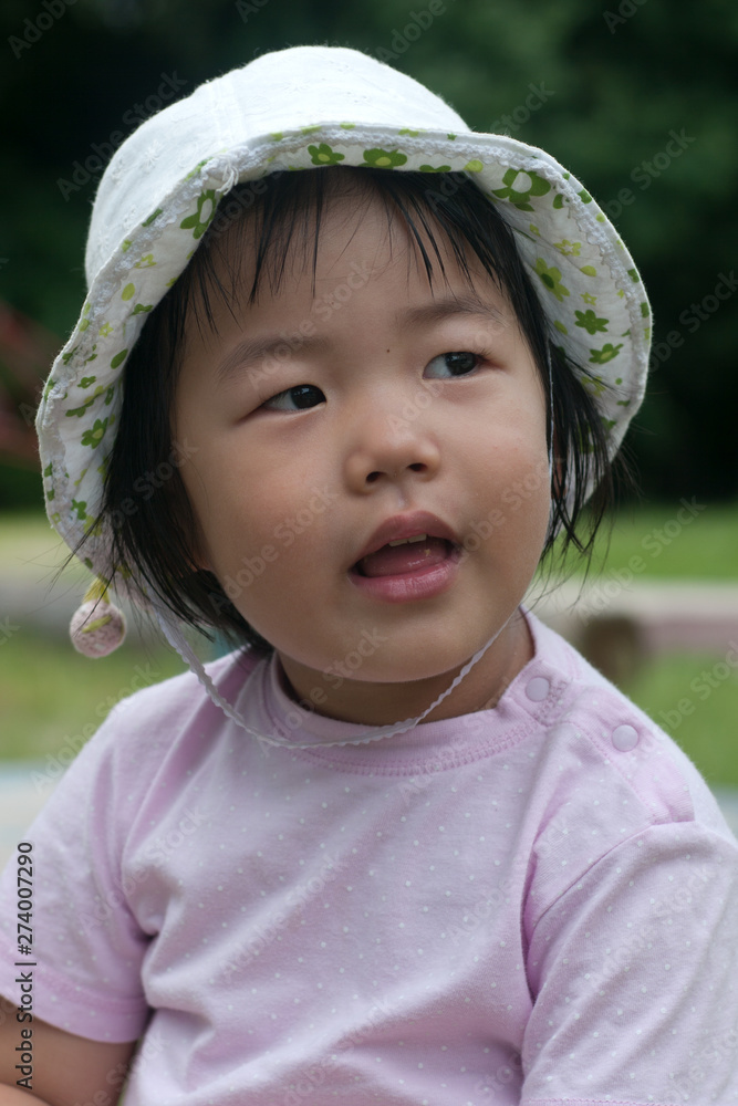 夏の公園で遊んでいる子供 夏の公園で遊んでいる子供